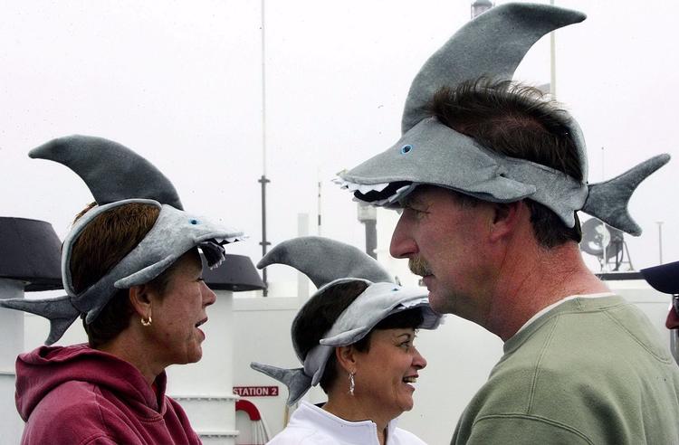 Na na, na na, nanana nanana. John Williams komponerede til 'Jaws' en af nyere tids allermest berømte film-scores. Filmen blev så berømt, at der i 2005 i USA blev afholdt en decideret 'Jaws Fest' i anledning af filmens 30-års jubilæum. Her ses tre amerikanere på vej til festen i Martha's Vineyard, Mass. 