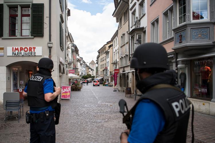 Betjente i den gamle del af Schaffhausen under jagten på manden. 