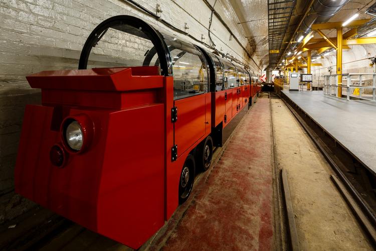Der er ny teknik, men traditionelt design i Londons posttog, der skal køre med turister under jorden.   The Postal Museum