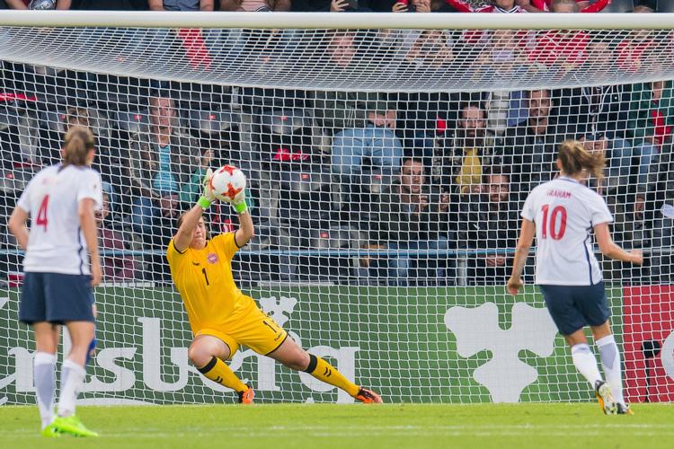 Stina Lykke reddede både straffespark (foto) og senere flere andre meget nærgående norske forsøg, da presset blev øget i kampens slutfase.
   