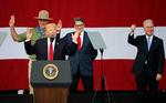 Donald Trump tate til spejderne ved 'National Boy Scout Jamboree' i West Virginia. Til venstre for ham ses indenrigsminister Ryan Zinke - i midten er det energiminister Rick Perry, mens den "fyringstruede" Tom Price ses til højre. 