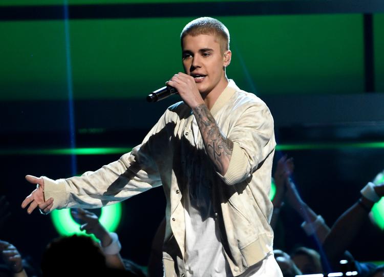 »Jeg ser frem til at hvile mig, slappe af, og vi skal ud at cykle nogle ture«, hedder det i en pressemeddelelse fra Justin Bieber.   