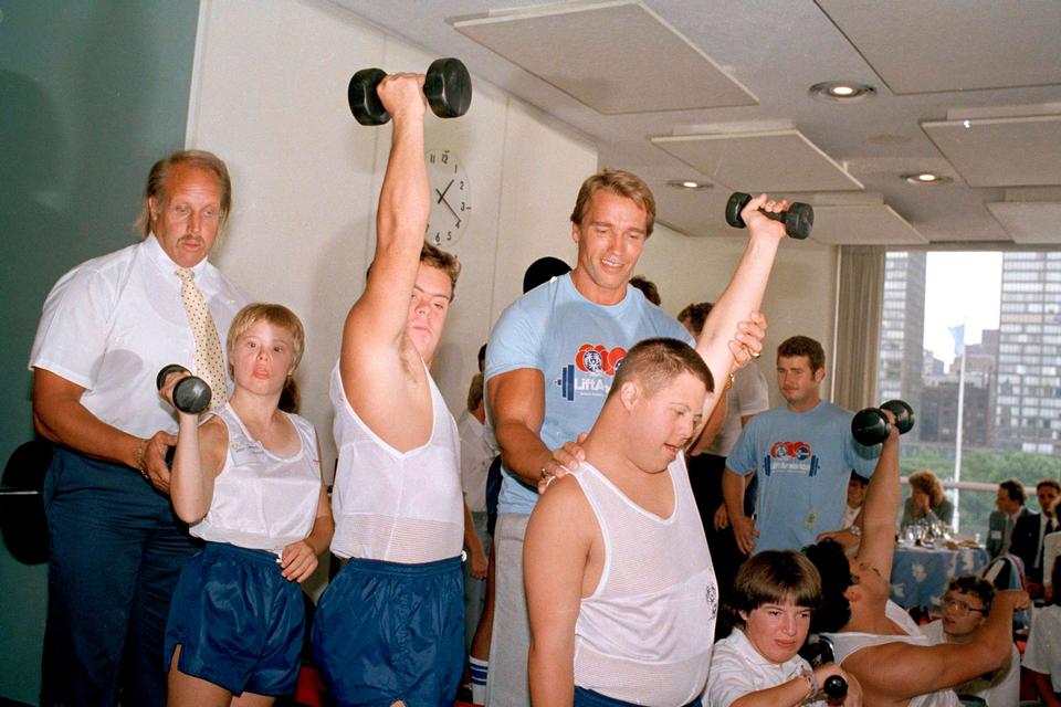 I 1986 var Arnold Schwarzenegger cheftræner for det amerikanske hold af vægtløftere ved de paralympiske lege. 