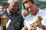 Schwarzenegger var i 2001 med til at promovere de paralympiske lege. Her i Syd Afrika med den tidligere sydafrikanske præsident Nelson Mandela.  