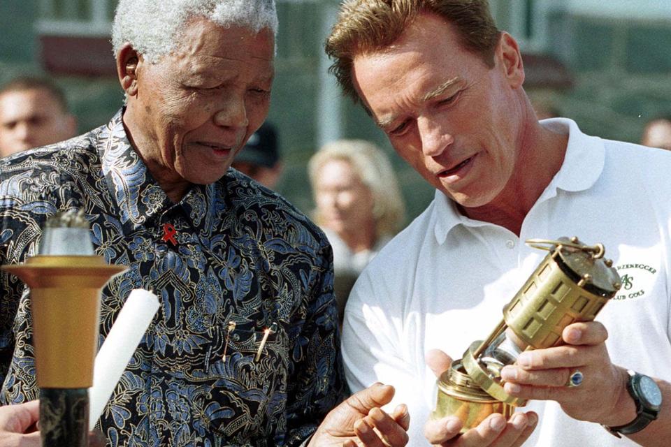 Schwarzenegger var i 2001 med til at promovere de paralympiske lege. Her i Syd Afrika med den tidligere sydafrikanske præsident Nelson Mandela.  