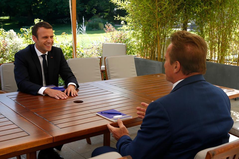 Her til møde med den nuværende franske præsident Emmanuel Macron. Schwarzenegger mødes med statsledere, fordi han er grundlægger af klimaorganisationen R20.  