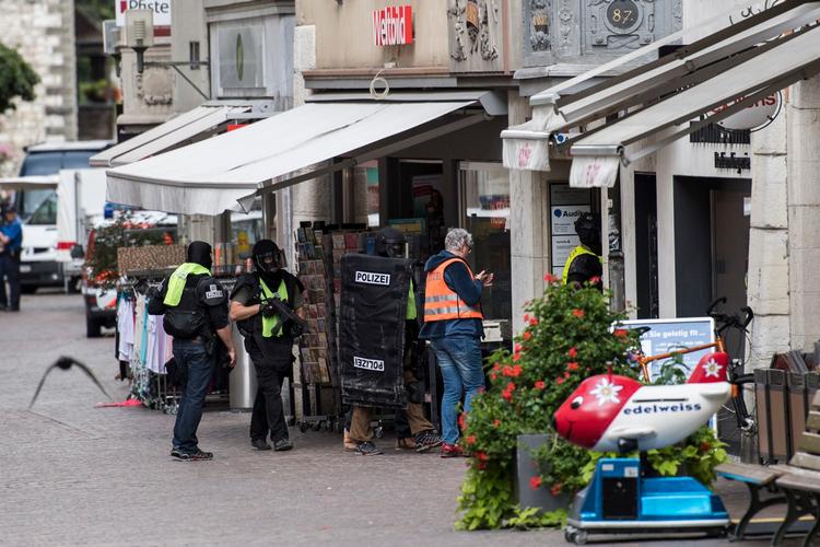 Der bor 35.000 mennesker i den schweiziske by Schaffhausen, hvor en mand i går gik til angreb med en motorsav og sårede fem mennesker. 