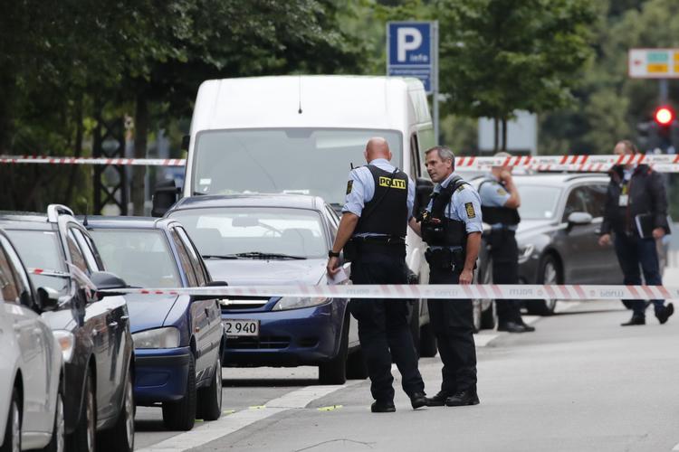 En mand er tirsdag aften blevet ramt af skud i Rovsinggade på Østerbro i København.
 