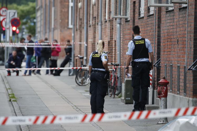 En mand er tirsdag aften blevet ramt af skud i Rovsinggade på Østerbro i København.
 