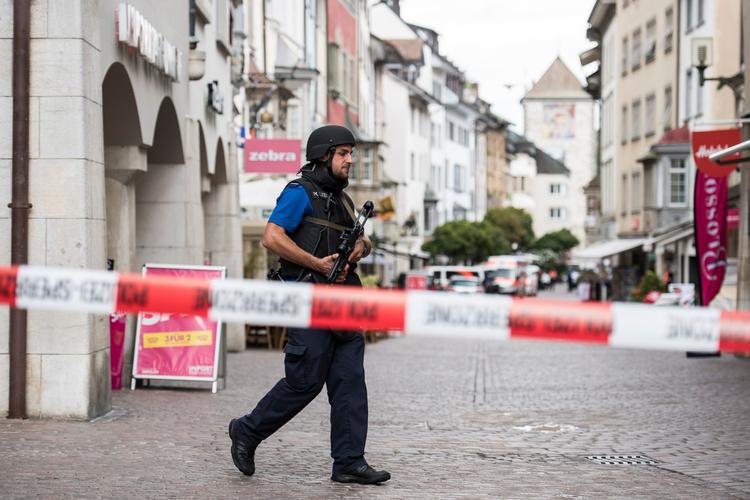 I byen Schaffhausen og resten af Schweiz har der været en intens menneskejagt efter en mand, der gik amok med en motorsav. 