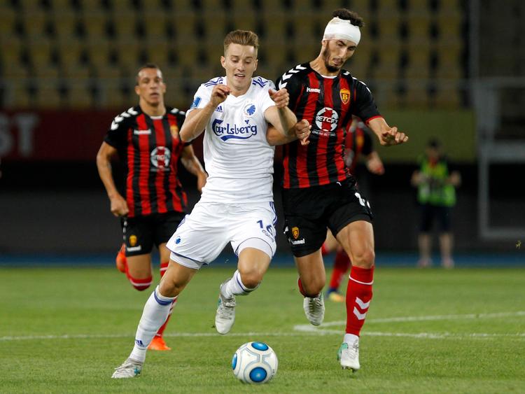 FC Københavns Jan Gregus i nærkamp med Vardars Stefan Spirovski under tirsdag aftens dyst på Philip II Arena i Skopje.
   