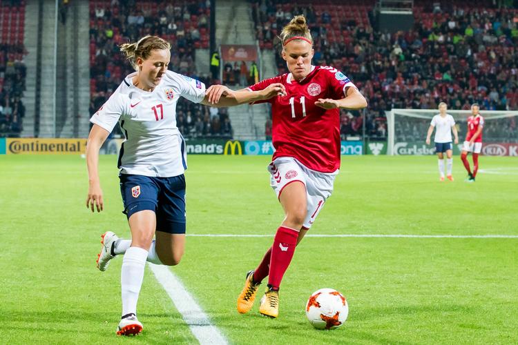 Katrine Veje (th.), der blev matchvinder mod Norge, skal med holdkammeraterne forsøge at bremse Tyskland, der er meget sejrsvant i slutrunderne. Det bliver svært. 
   