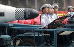 Nordkorea viser et missil frem under en militærparade 15. april i år i hovedstaden  Pyongyang. 