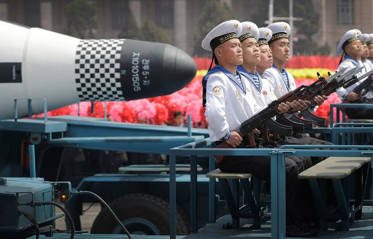 Nordkorea viser et missil frem under en militærparade 15. april i år i hovedstaden  Pyongyang. 