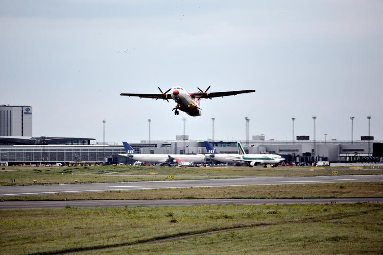 Fly er gået lidt i glemmebogen, mener lufthavne og flyselskaber, der gerne vil erobre markedsandele
i indenrigstrafikken. 