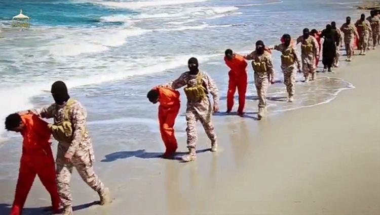 Islamisk Stat-krigere gør klar til drabene på en gruppe kristne i Libyen i 2015. Organisationen har - som andre jihadistbevægelser før den - ivrigt spredt propaganda for at styrke moralen blandt sine egne og for at få nye tilhængere til at melde sig under den sorte fane. 
