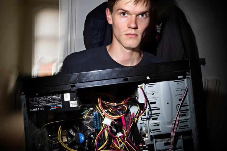 Oprindeligt drømte Simon om at blive fysioterapeut. Men nu er drømmen om at forstå, hvordan kroppen hænger sammen, blevet skiftet ud med en drøm om at forstå logikken bag computerskærmen. 