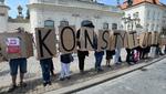 I forbindelse med at Præsidenten Andrzej Duda annoncerede veto, stod folk foran hans palads og holdt banner med ordet "forfatning".  Foto:  Alik Keplicz