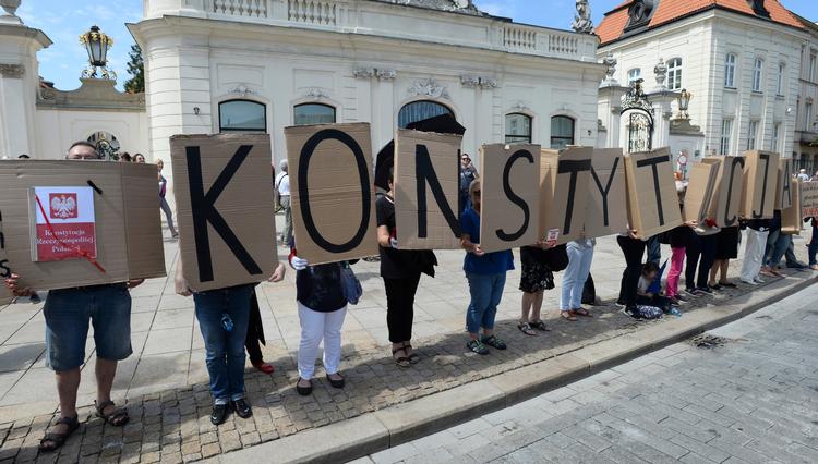 I forbindelse med at Præsidenten Andrzej Duda annoncerede veto, stod folk foran hans palads og holdt banner med ordet "forfatning".  Foto:  Alik Keplicz