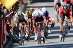 Den dramatiske situation i spurten på 4. etape, som sendte både den styrtende Mark Cavendish og verdensmesteren Peter Sagan ud af løbet.

   