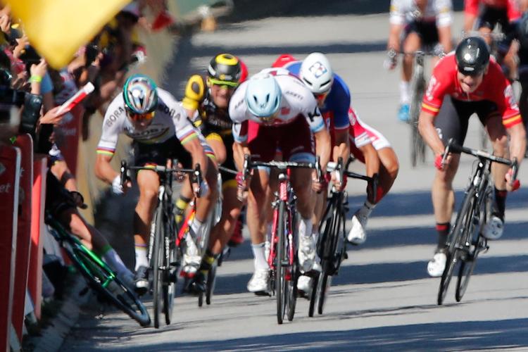 Den dramatiske situation i spurten på 4. etape, som sendte både den styrtende Mark Cavendish og verdensmesteren Peter Sagan ud af løbet.

   