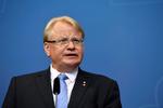 Peter Hultqvist blev sat ind på en opgave, der næsten kun kan gå galt for en svensk  socialdemokrat. Men Putin har hjulpet ham til en enorm popularitet.  