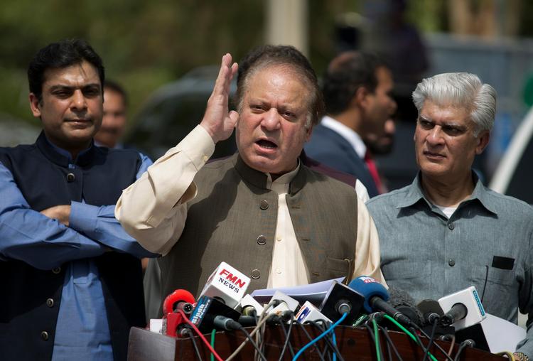 En sag om penge i skattely koster Nawaz Sharif dyrt. 