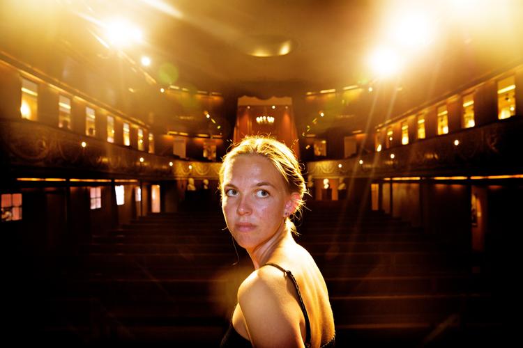 Sarah vil læse Teater- og Performancestudier, Simon vil være datamatiker og Line vil læse til lærer. Nu har de fået svar på deres ansøgninger. 