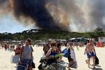 Strandgæster evakueres fra en strand i Le Lavandou i Frankrig. 
