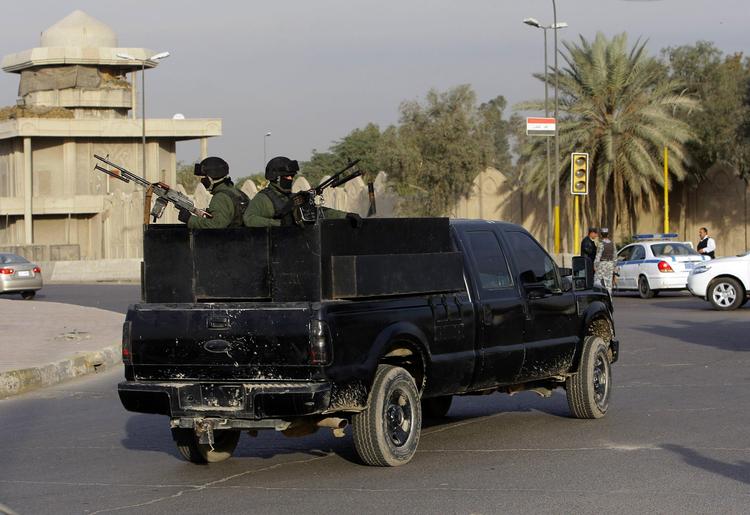 På vagt. Blackwater blev især brugt i Irak, hvor stod for sikkerhedskoordinationen i 'den grønne zone' hvor ambassader og udlændinge boede under Irak krigen. Her kører lejesoldater fra selskabet gennem den rundkørsel, hvor deres kollega dræbte 17 ubevæbnede civile.
    
