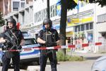 Politifolk sikrer området ved supermarkedet i Hamburg. En døde ved knivangrebet, mens flere er såret, melder politiet i byen. 