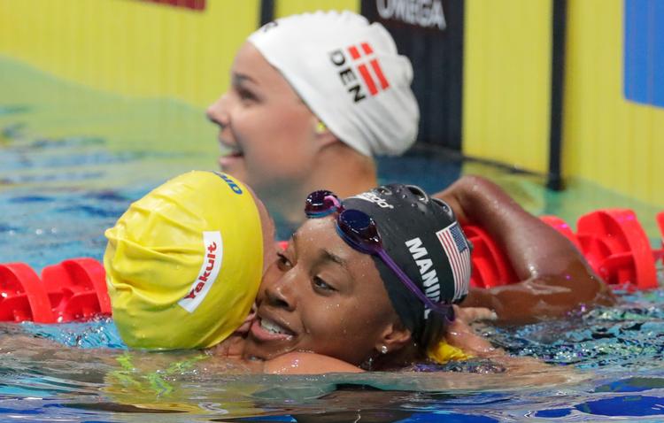 Pernille Blume blev nummer tre i finalen. Forrest til højre er den amerikanske vinder Simone Manuel, mens favoritten Sarah Sjöström måtte nøjes med sølv. 