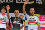 Peter Sagan uden den viltre hårpragt, men stadig i VM-trøjen, og Rafal Majka samt den østrigske mester Gregor Mühlberger ved dagens præsentation inden starten på Polen Rundt i morgen. 