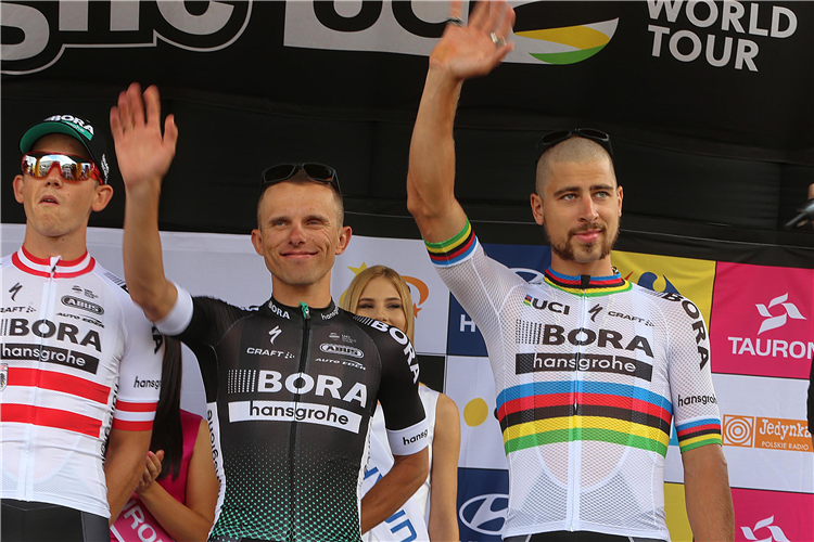 Peter Sagan uden den viltre hårpragt, men stadig i VM-trøjen, og Rafal Majka samt den østrigske mester Gregor Mühlberger ved dagens præsentation inden starten på Polen Rundt i morgen. 
