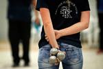 Petanque er ikke et spil, der kræver meget udstyr. Tre kugler, som denne spiller fra Estland holder klar i Karlslunde.
   