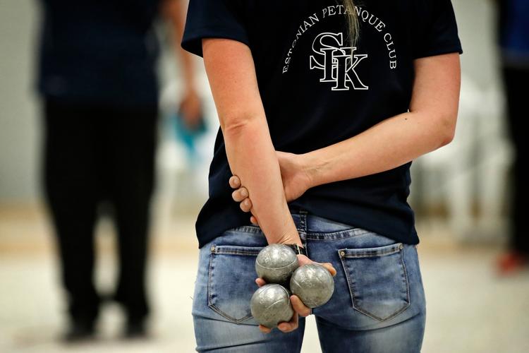 Petanque er ikke et spil, der kræver meget udstyr. Tre kugler, som denne spiller fra Estland holder klar i Karlslunde.
   