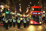 Politiet var mødt talstærkt op i London-bydelen Dalstons gader, for at få ro over den voldsomme demonstration. 
