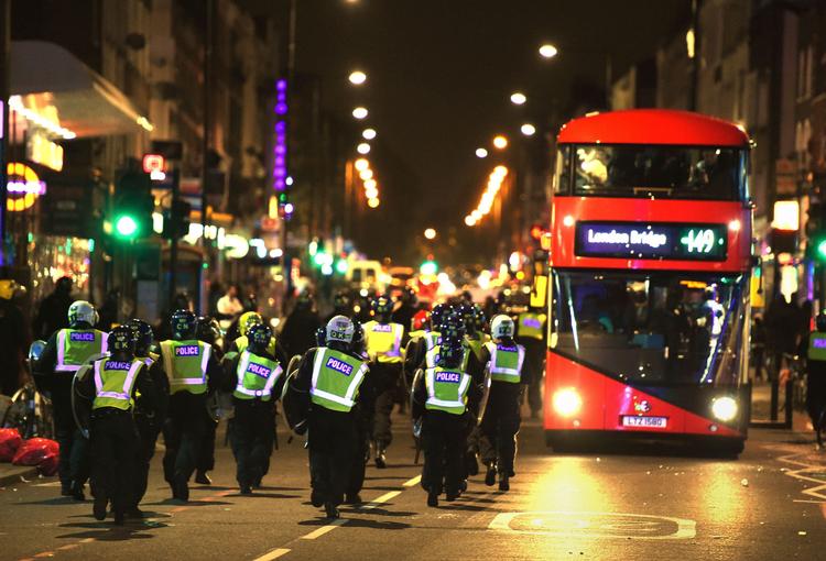 Politiet var mødt talstærkt op i London-bydelen Dalstons gader, for at få ro over den voldsomme demonstration. 