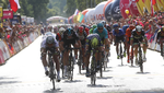 Med kroppen spændt som en flitsbue presser Peter Sagan (t.v.) cyklen over stregen en anelse foran Caleb Ewan. Foto: ATCommunication/TDP. 