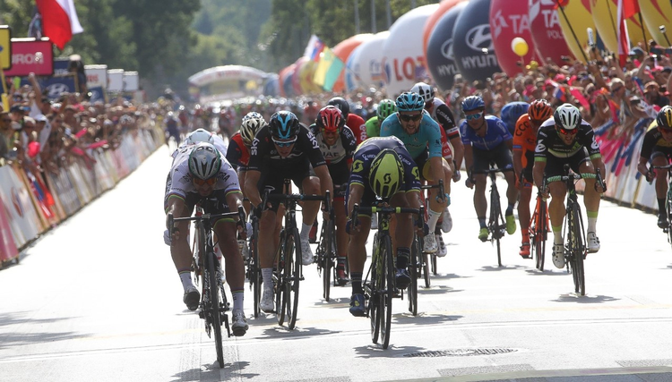 Med kroppen spændt som en flitsbue presser Peter Sagan (t.v.) cyklen over stregen en anelse foran Caleb Ewan. Foto: ATCommunication/TDP. 