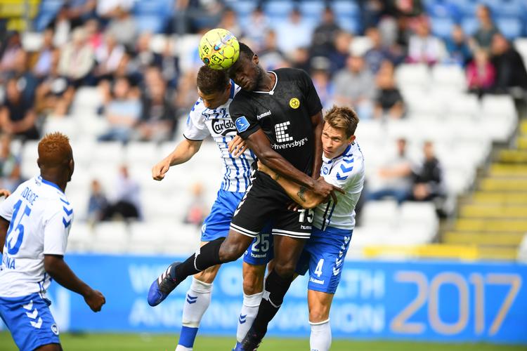 Der var mange hårde nærkampe i opgøret OB-Horsens, men spillet var ikke mindeværdigt i lørdagens første superligakamp. 
