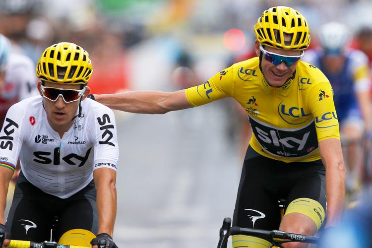 Michal Kwiatkowski får et anerkendende og taknemligt klap på skulderen af Chris Froome efter sin uvurderlige støtte i Tour de France. I dag havde polakken anledning til personlig jubel.
   