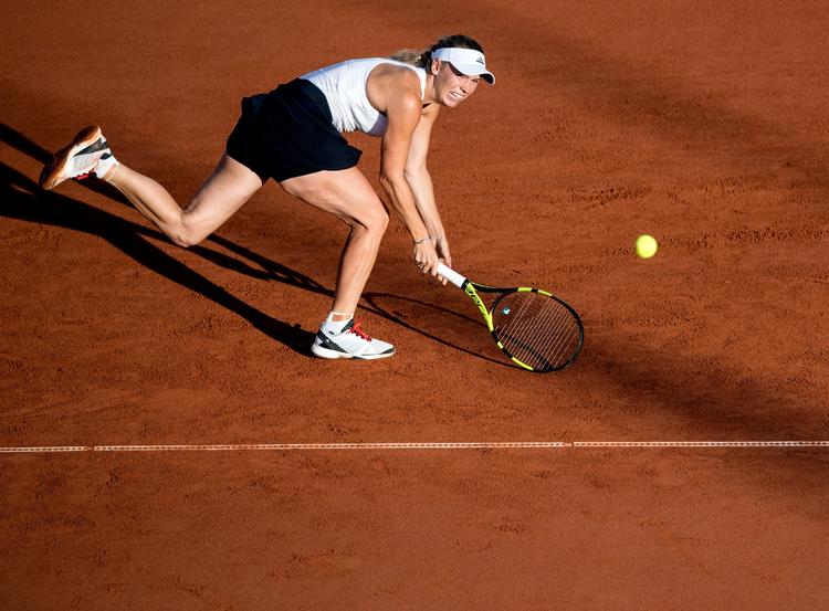 Det var ikke lige kønt det hele, men Caroline Wozniacki sled sig lørdag igen frem til en finale, da hun besejrede Elise Mertens. 
   