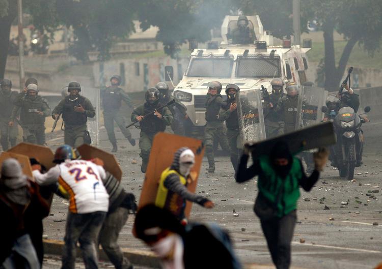 Der har de seneste dage og uger været voldsomme protester i Venezuela. På billedet støder demonstranter sammen med politi ved en demonstration i fredags i Venezuelas hovedstad, Caracas. 