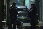 Australsk politi gennemførte lørdag aften flere razziaer i forstæderne til Sydney. 