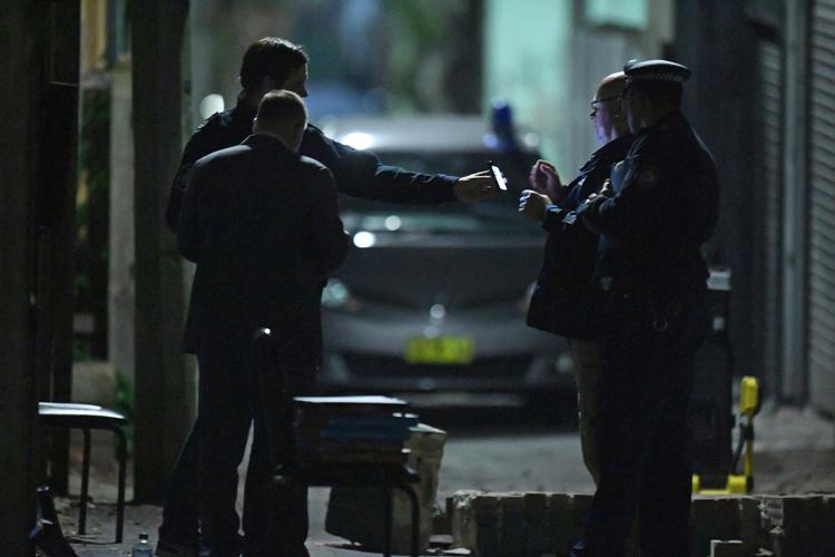 Australsk politi gennemførte lørdag aften flere razziaer i forstæderne til Sydney. 