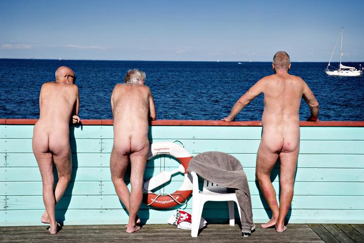 Blufærdigheden tager til mellem os. Yngre generationer fravælger fællesbadning, på stranden beholder vi badetøjet på, og smådrenge bliver gennet ud af kvindernes omklædningrum. Hvor kommer blufærdigheden fra?  