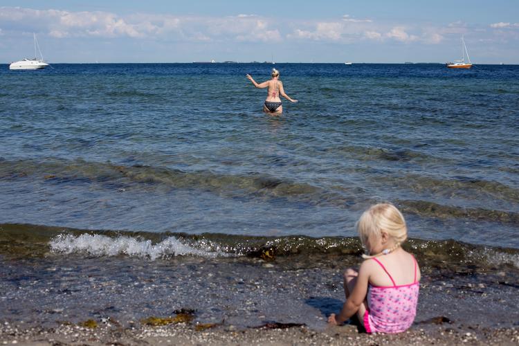 Middeltemperaturen blev to grader lavere end i en normal juli i år. Badevandstemperaturerne har da heller ikke været høje i år.  
   