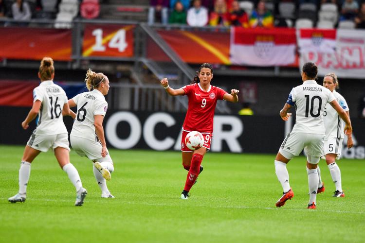 Nadia Nadim bragte Danmark tilbage i kampen med sit hovedstødsmål til 1-1. Foto: Mirko Kappes 