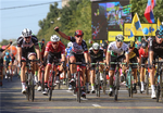 Sacha Modolo jubler, mens Danny Van Poppel (yderst t.h.) og Max Wahlscheid (yderst t.v.) må se sig slået knebent. Foto: ATCommunications/TDP. 